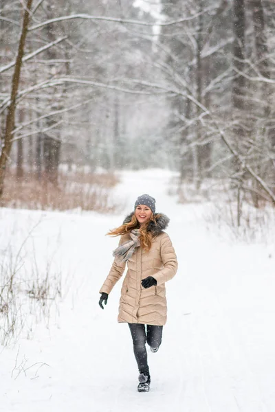 Ung Glad Kvinna Vinterkläder Promenader Den Snöiga Skogen — Stockfoto