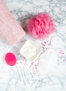 Banyo aksesuarları silikon yüz Masaj fırça havlu Beyaz Pamuk kozmetik krem jel Spa konsept vücut bakım üstten görünüm 