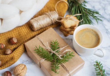 Noel hediye kutuları dekorasyon doğal dekor yeni yıl partisi konsepti Vintage çam koni kürk ağaç Brunch fındık ışıklar arka plan