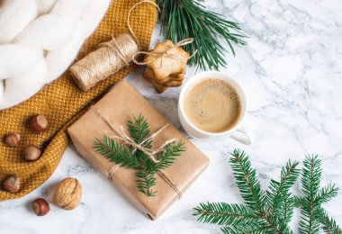 Noel hediye kutuları dekorasyon doğal dekor yeni yıl partisi konsepti Vintage çam koni kürk ağaç Brunch fındık ışıklar arka plan