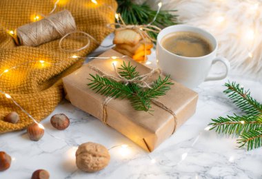 Noel hediye kutuları dekorasyon doğal dekor yeni yıl partisi konsepti Vintage çam koni kürk ağaç Brunch fındık ışıklar arka plan