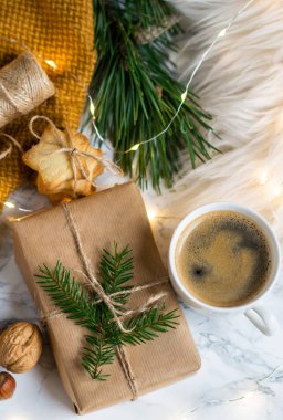 Noel hediye kutuları dekorasyon doğal dekor yeni yıl partisi konsepti Vintage çam koni kürk ağaç Brunch fındık ışıklar arka plan