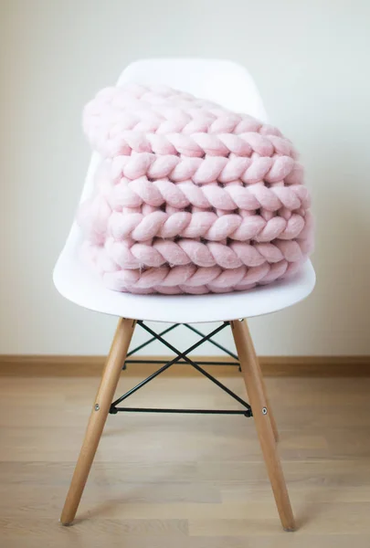 Giant Rosa Plaid Coperta Lana Lavorato Maglia Bianco Sgabello Sedia — Foto Stock