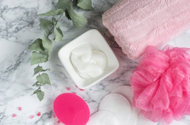 Banyo aksesuarları silikon yüz Masaj fırça havlu Beyaz Pamuk kozmetik krem jel Spa konsept vücut bakım üstten görünüm 