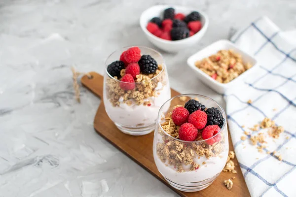 Grecki Jogurt Domowe Muesli Jagody Maliny Jeżyny Zdrowe Śniadanie Rano — Zdjęcie stockowe