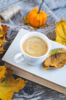 Çay bardağı ile kahve sıcak çikolata Sonbahar zaman fırın simit tonda fotoğraf örgü atkı battaniye sarı yaprakları gri arka plan