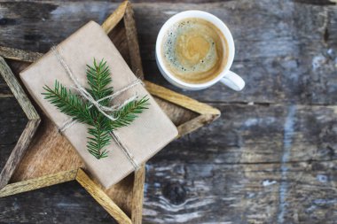 Noel hediye kutusu dekorasyon doğal dekor yeni yıl partisi konsepti Vintage çam koni kürk ağaç Brunch arka plan