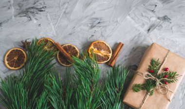 Fincan Cappuccino Noel hediye kutusu dekorasyon doğal dekor yeni yıl parti konsepti Vintage çam koniler köknar ağacı dalı ile