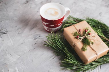 Fincan Cappuccino Noel hediye kutusu dekorasyon doğal dekor yeni yıl parti konsepti Vintage çam koniler köknar ağacı dalı ile