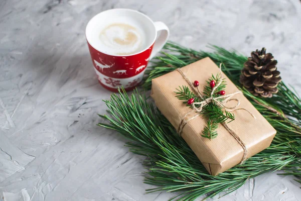 Copo Com Cappuccino Caixa Presente Natal Decoração Natural Ano Novo — Fotografia de Stock