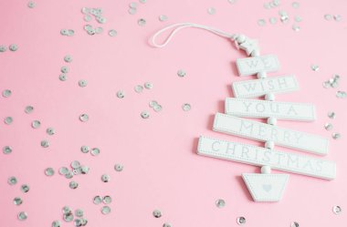 Noel oyuncak metinle Merry Christmas gümüş glitter, parti kavramı, üstten görünüm ile pastel pembe arka plan dileriz