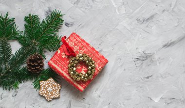 Noel hediye kutusu dekorasyon doğal dekor yeni yıl partisi konsepti Vintage Jingle Bell çelenk köknar ağacı dalı gri arka plan