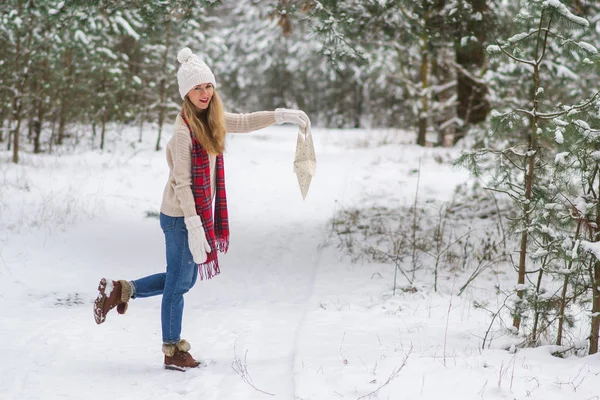 Молодая Счастливая Женщина Зимней Одежде Гуляет Снежному Лесу — стоковое фото