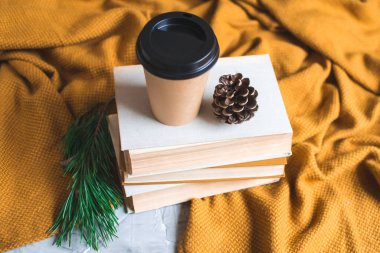 Kahve fincanı kitap okuma kış zaman dinlenme arka plan take away ücretsiz vakit