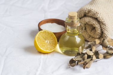 Ev yapımı vücut deniz tuzu için doğal maddeler fırçalayın limon zeytinyağı havlu güzellik kavramı Cilt Bakımı organik Aroma Spa terapi