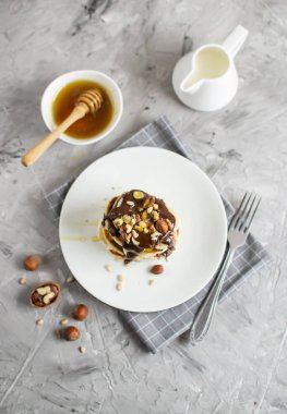 Ev yapımı kek çikolata krema soslu muz ceviz kolay yemek konsepti ile gri arka plan