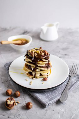 Ev yapımı kek çikolata krema soslu muz ceviz kolay yemek konsepti ile gri arka plan