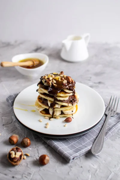 Ev yapımı kek çikolata krema soslu muz ceviz kolay yemek konsepti ile gri arka plan