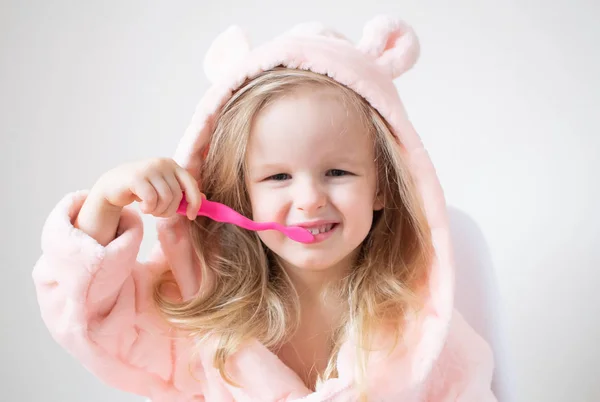 Happy Little Girl Cepillarse Los Dientes Cepillo Dientes Rosa Higiene —  Fotos de Stock