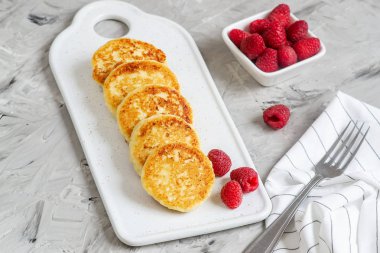 Süzme peynir Kek Ahududu, sağlıklı kahvaltı, geleneksel gıda ile