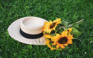 Ayçiçeği yaz arka plan doğa kavramı ile hasır şapka yeşil çimen 