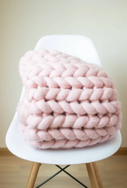 Giant Pink Plaid Coperta Lana Lavorato Maglia Sgabello Legno Bianco — Foto Stock