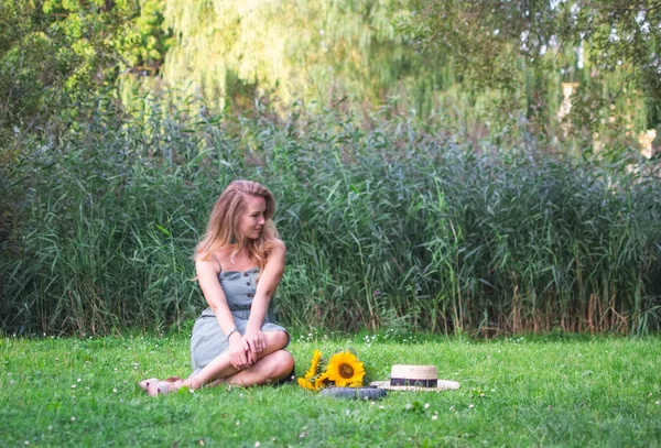 Schöne Frau Mit Langen Blonden Haaren Spazieren Park Mit Sonnenblumenstrauß — Stockfoto