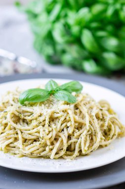 Fesleğen pesto ve Parmesan peyniri, İtalya gıda, sağlıklı kavramı, Vejetaryen bir plaka üzerinde pişmiş spagetti makarna
