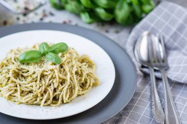 Fesleğen pesto ve Parmesan peyniri, İtalya gıda, sağlıklı kavramı, Vejetaryen bir plaka üzerinde pişmiş spagetti makarna