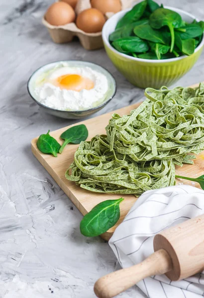 Przygotowaniu Włoski Szpinaku Surowego Domu Zielony Makaron Tagliatelle Gotowania Pieczenia — Zdjęcie stockowe