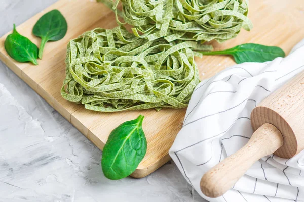 Preparação Italiano Raw Caseiro Verde Espinafre Massa Tagliatelle Cozinha Cozinha — Fotografia de Stock