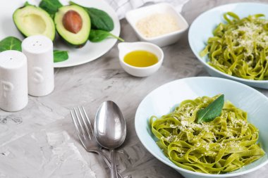 Yeşil ıspanak tagliatelle Parmesan peyniri ve avokado sosu, Vejetaryen İtalya gıda, sağlıklı kavramı ile bir tabak makarna pişmiş