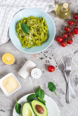 Yeşil ıspanak tagliatelle Parmesan peyniri ve avokado sosu, Vejetaryen İtalya gıda, sağlıklı kavramı ile bir tabak makarna pişmiş
