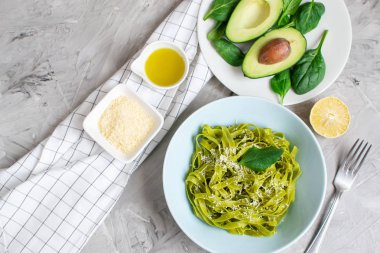 Yeşil ıspanak tagliatelle Parmesan peyniri ve avokado sosu, Vejetaryen İtalya gıda, sağlıklı kavramı ile bir tabak makarna pişmiş