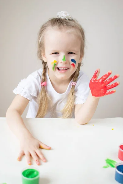 Pintura Menina Branca Com Mãos Coloridas Tintas Casa Educação Precoce — Fotografia de Stock