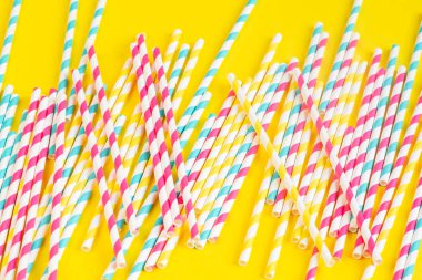 Kağıt kokteyl renkli payet arka plan içme. Doğum günü partisi konsepti 