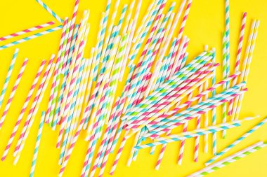 Kağıt kokteyl renkli payet arka plan içme. Doğum günü partisi konsepti 