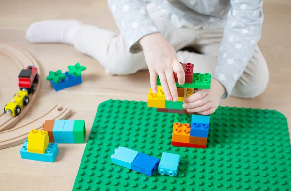 白种人女孩玩塑料五颜六色的砖在家里早期教育准备学校发展 — 图库照片