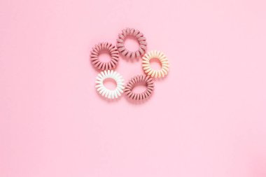 Saç sarmal scrunchies pembe arka plan, güzellik kavramı, üzerinde yatıyordu düz