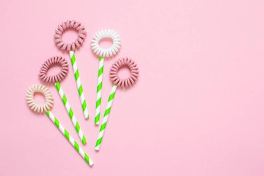 Saç sarmal scrunchies pembe bir arka plan, yaratıcı bahar kavramı, düz lay, kadının gün çiçek