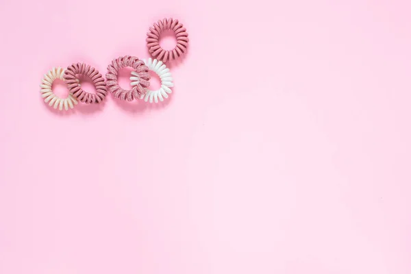 Cabello Espiral Scrunchies Sobre Fondo Rosa Concepto Belleza Plancha — Foto de Stock