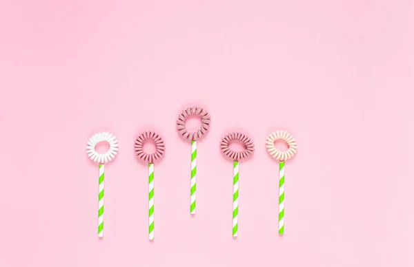 Fleurs Cheveux Spirale Scrunchies Sur Fond Rose Concept Printemps Créatif — Photo