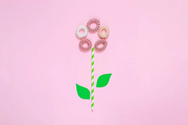 Flores Pelo Espiral Scrunchies Sobre Fondo Rosa Concepto Primavera Creativa — Foto de Stock