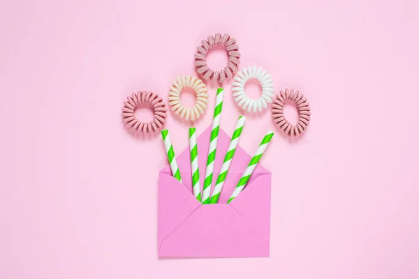 Flores Pelo Espiral Scrunchies Sobre Fondo Rosa Concepto Primavera Creativa — Foto de Stock