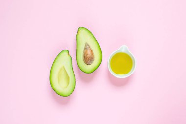 Pastel pembe arka plan üzerinde avokado, üst görüntülemek, kopya alanı, sağlıklı gıda kavramı