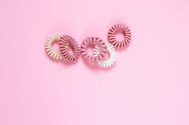 Saç sarmal scrunchies pembe arka plan, güzellik kavramı, üzerinde yatıyordu düz