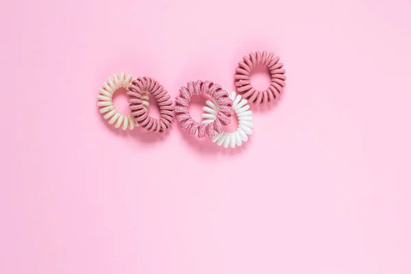 Cabello Espiral Scrunchies Sobre Fondo Rosa Concepto Belleza Plancha — Foto de Stock