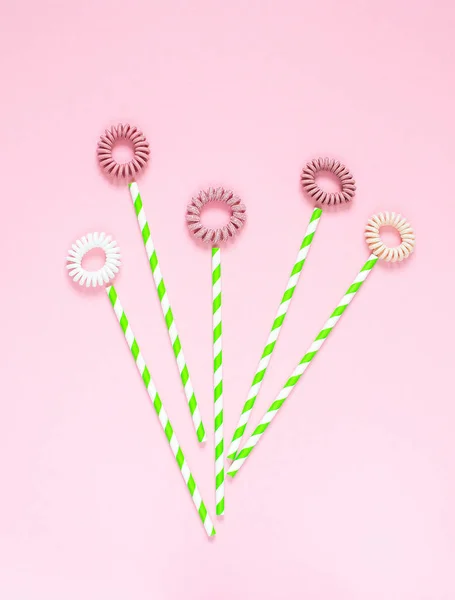 Flores Pelo Espiral Scrunchies Sobre Fondo Rosa Concepto Primavera Creativa — Foto de Stock