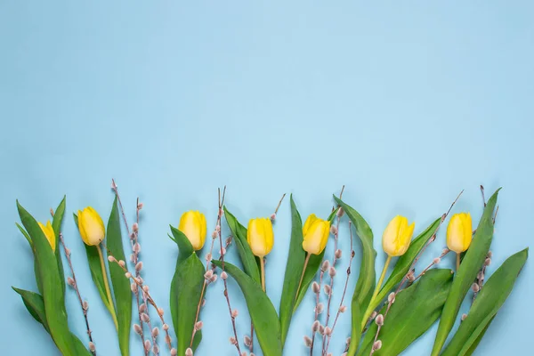 Ramo Tulipanes Amarillo Fondo Azul Primavera Concepto Del Día Pascua — Foto de Stock