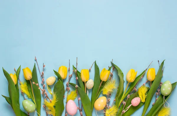 Ramo Tulipanes Amarillo Fondo Azul Primavera Concepto Del Día Pascua — Foto de Stock